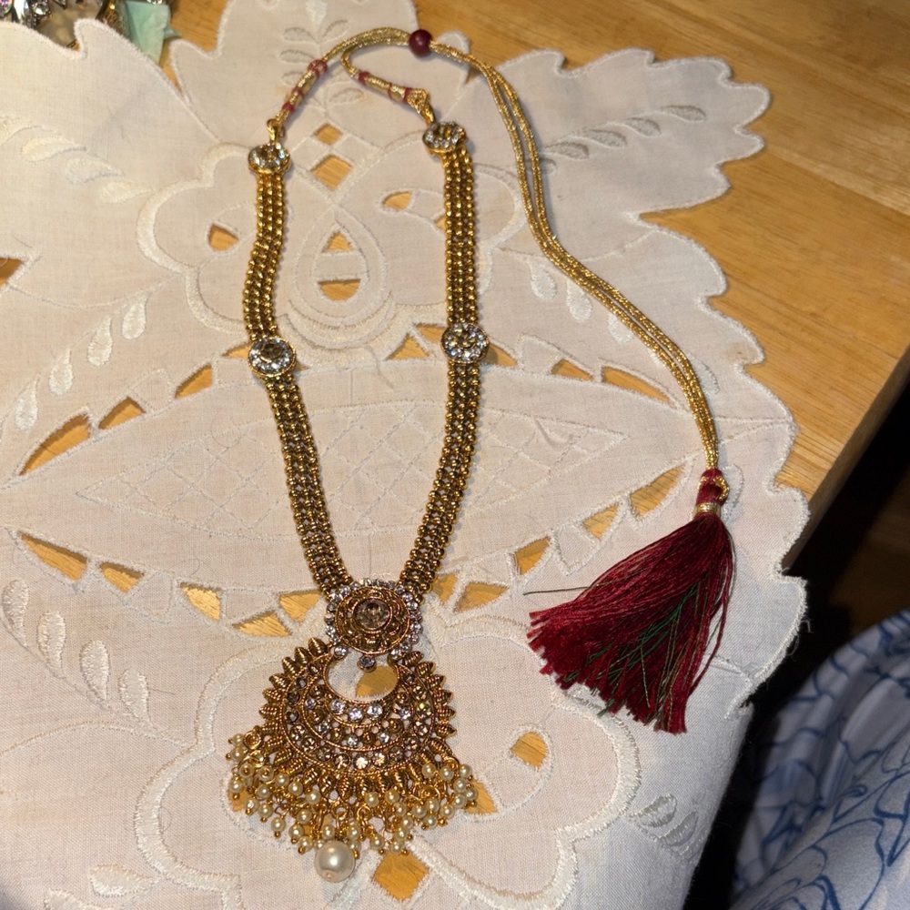 052)Luxurious Goldtone with pearls and stone Necklace